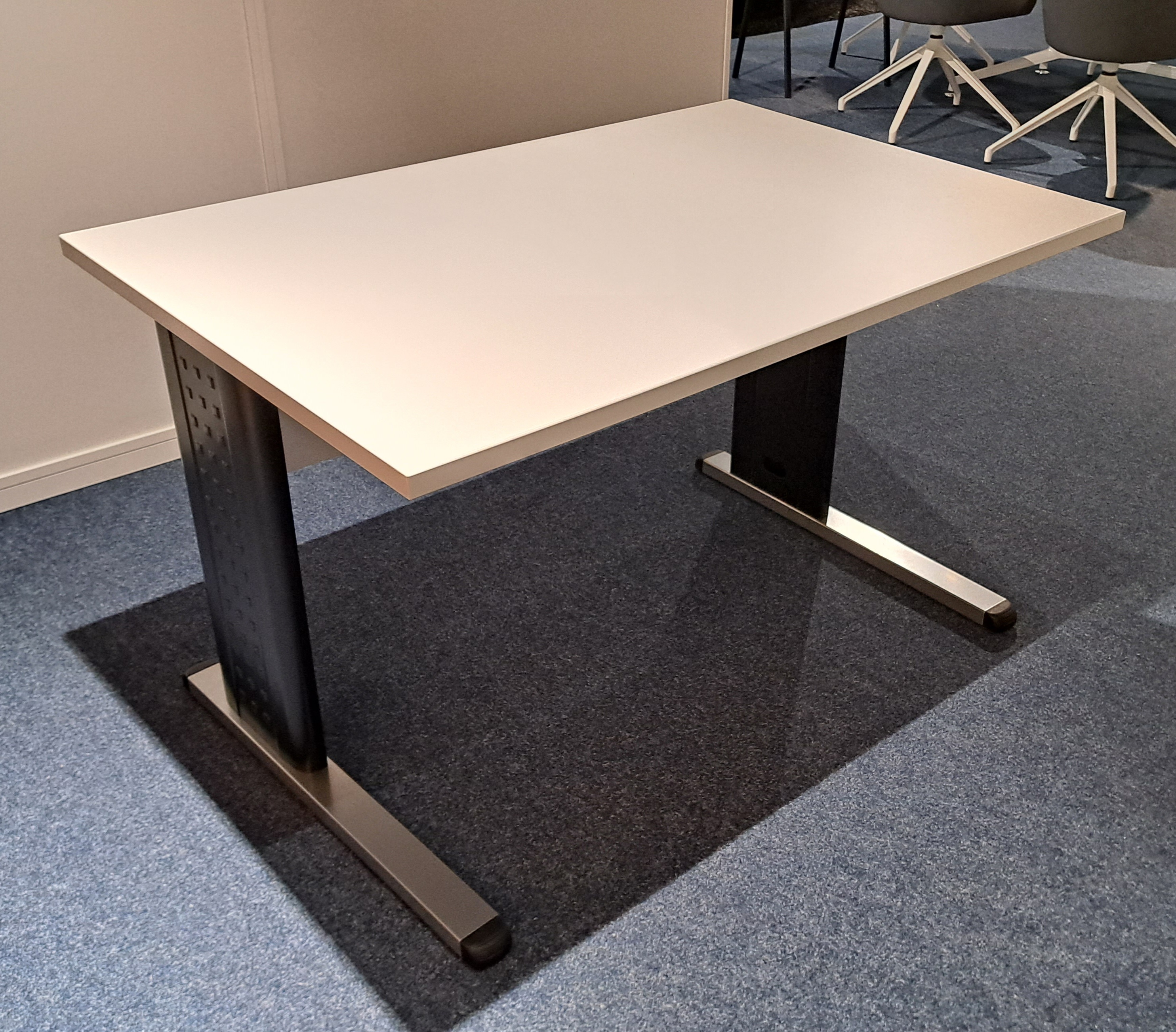 Schreibtisch mit C-Fußgestell