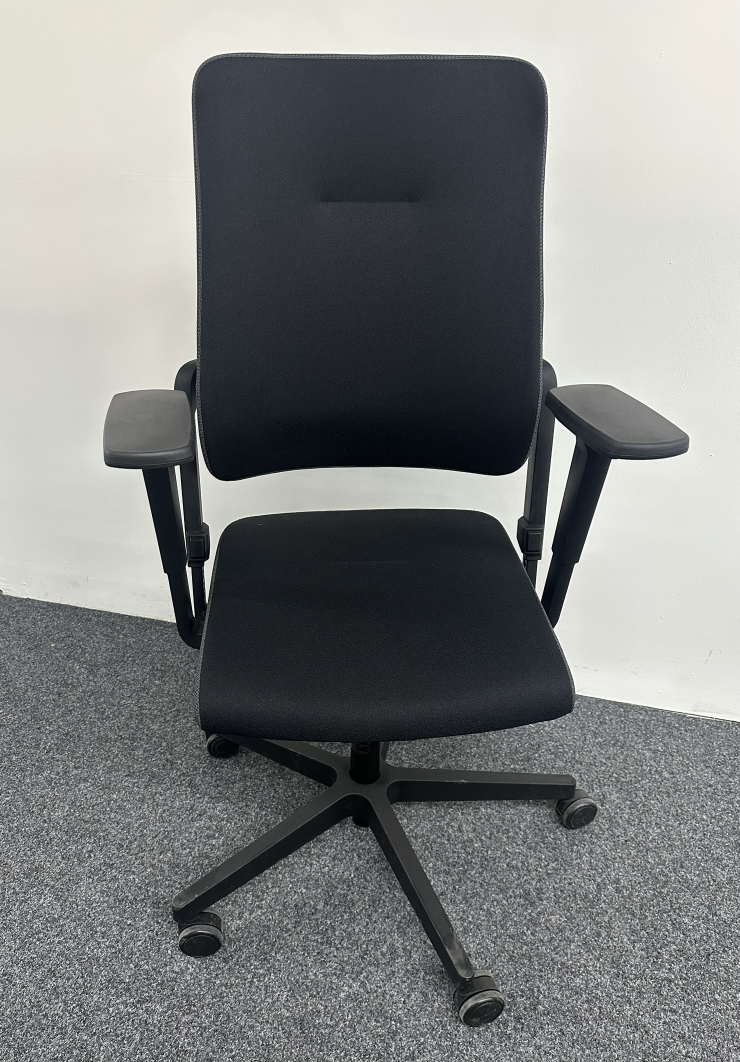 Drehstuhl mit 2 Besucherstühlen