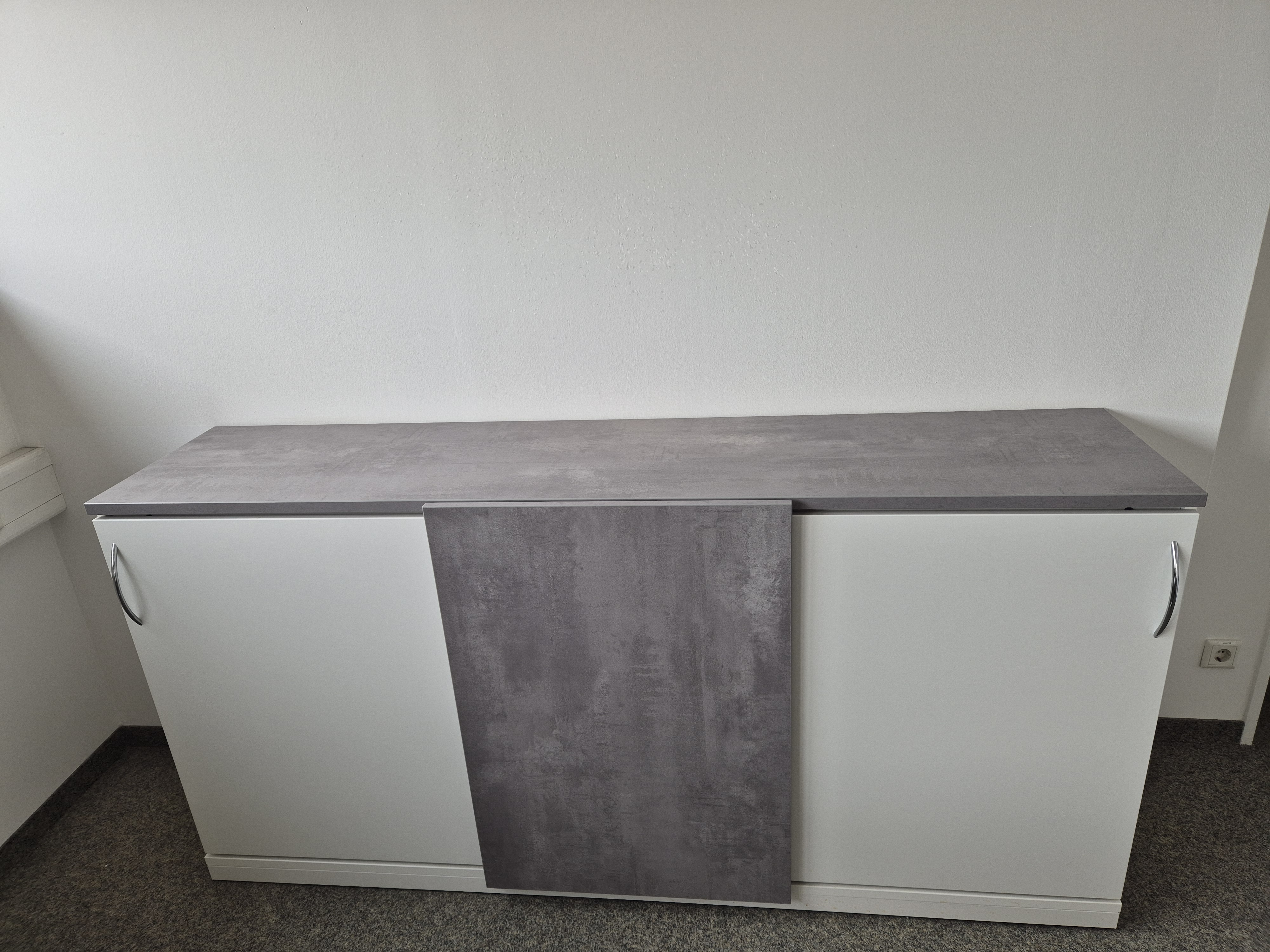 Konferenzraum mit Tisch, Stühlen und Sideboard