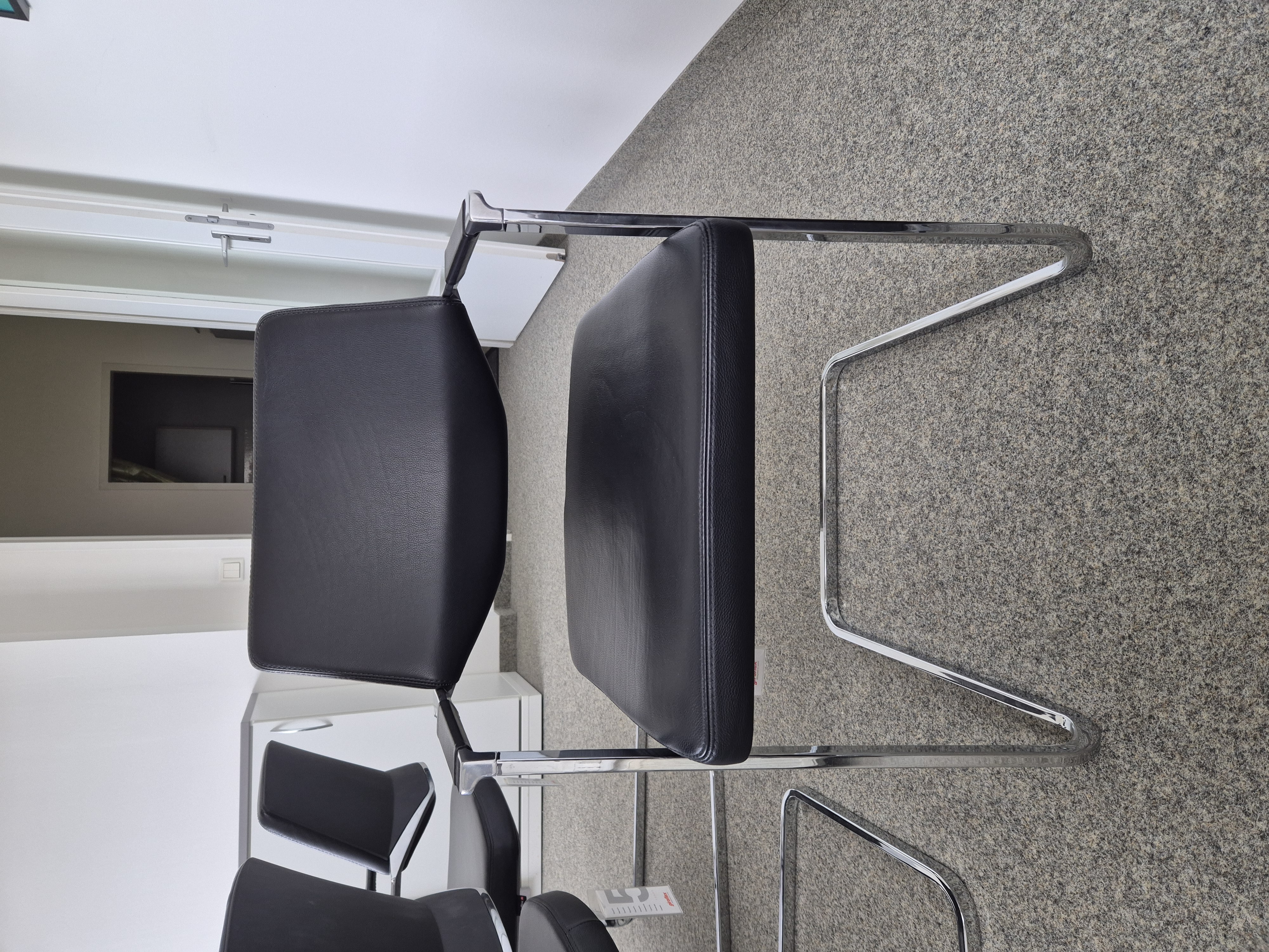 Konferenzraum mit Tisch, Stühlen und Sideboard