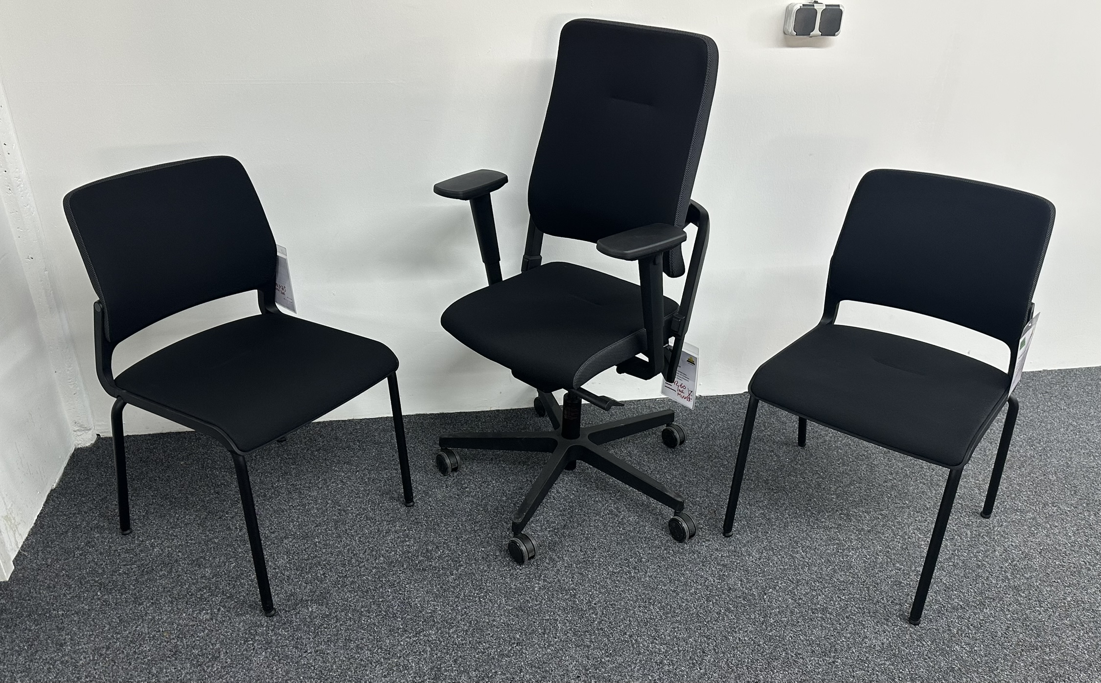 Drehstuhl mit 2 Besucherstühlen